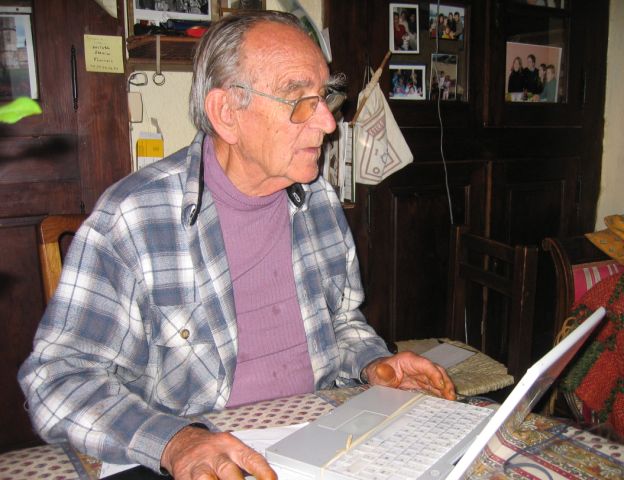 Xavier Sallantin dans son bureau à Béna en septembre 2005